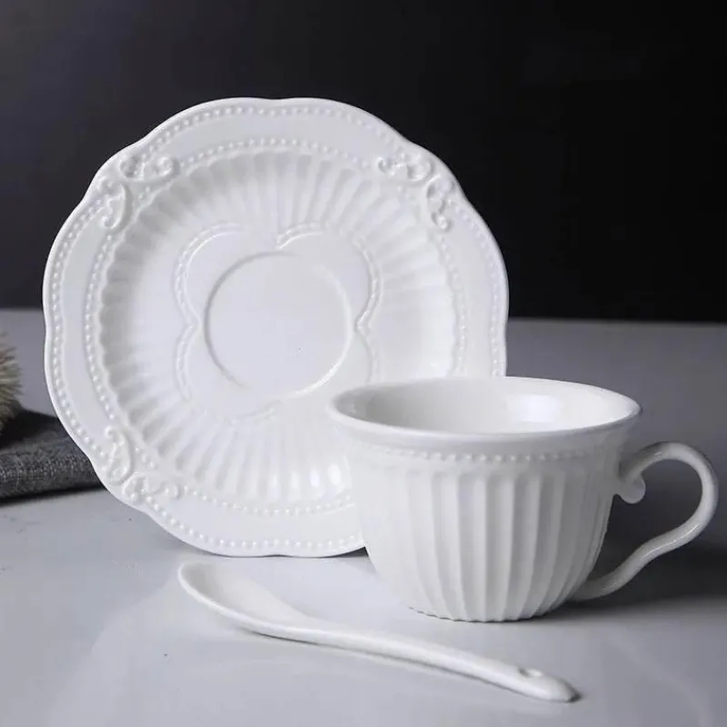 Plates u0026 More Küche & Esszimmer-Kaffeetasse und Untertasse aus Keramik – Europäisches Reliefdesign mit Löffel