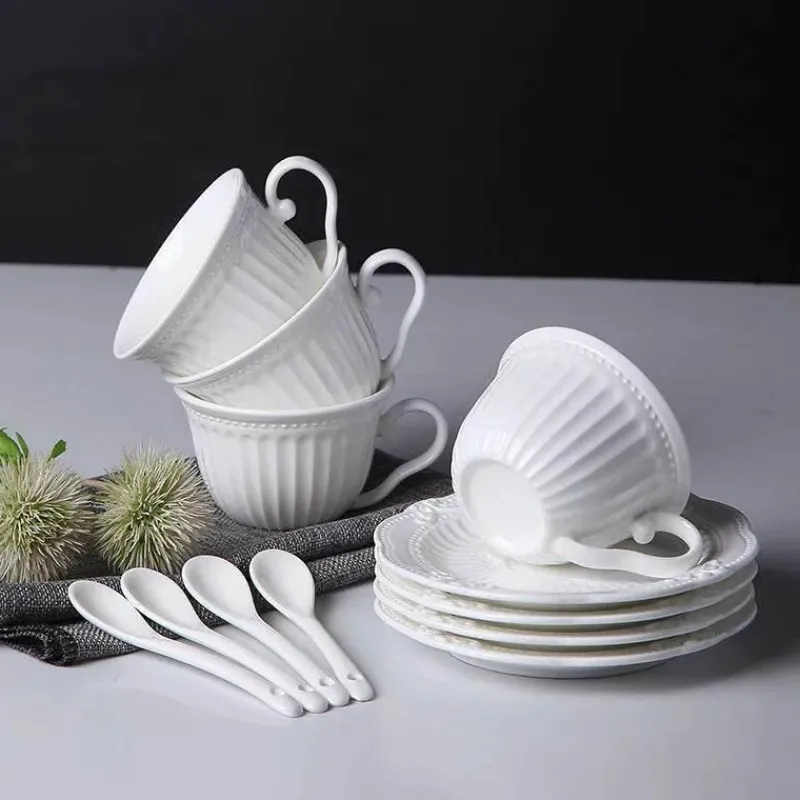 Plates u0026 More Küche & Esszimmer-Kaffeetasse und Untertasse aus Keramik – Europäisches Reliefdesign mit Löffel