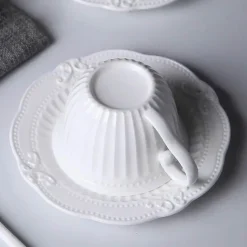 Plates u0026 More Küche & Esszimmer-Kaffeetasse und Untertasse aus Keramik – Europäisches Reliefdesign mit Löffel