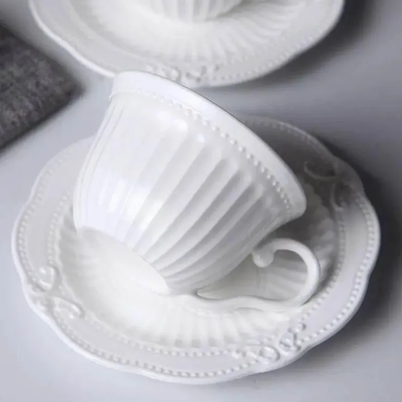 Plates u0026 More Küche & Esszimmer-Kaffeetasse und Untertasse aus Keramik – Europäisches Reliefdesign mit Löffel