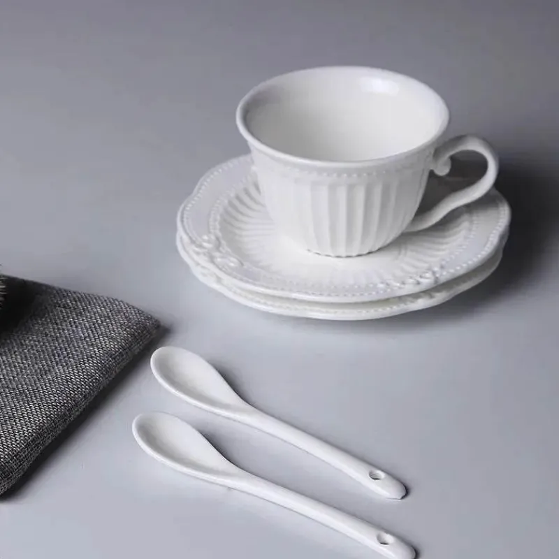 Plates u0026 More Küche & Esszimmer-Kaffeetasse und Untertasse aus Keramik – Europäisches Reliefdesign mit Löffel