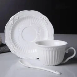 Plates u0026 More Küche & Esszimmer-Kaffeetasse und Untertasse aus Keramik – Europäisches Reliefdesign mit Löffel
