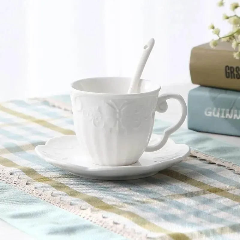 Plates u0026 More Küche & Esszimmer-Kaffeetasse und Untertasse aus Keramik – Europäisches Reliefdesign mit Löffel