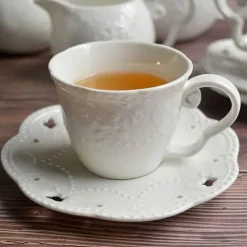 Plates u0026 More Küche & Esszimmer-Kaffeetasse und Untertasse aus Keramik – Europäisches Reliefdesign mit Löffel