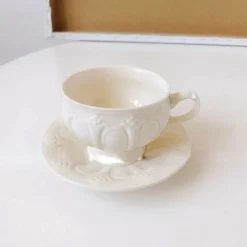 Elegance at the Table Küche & Esszimmer-Kaffeetassen- und Tellerset aus Keramik mit Tablett mit Reliefrose