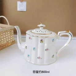 Elegance at the Table Küche & Esszimmer-Kaffeetassen- und Tellerset aus Keramik mit Tablett mit Reliefrose