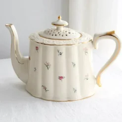 Elegance at the Table Küche & Esszimmer-Kaffeetassen- und Tellerset aus Keramik mit Tablett mit Reliefrose