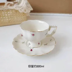 Elegance at the Table Küche & Esszimmer-Kaffeetassen- und Tellerset aus Keramik mit Tablett mit Reliefrose