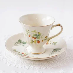 Elegance at the Table Küche & Esszimmer-Kaffeetassen- und Tellerset aus Keramik mit Tablett mit Reliefrose