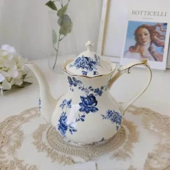 Elegance at the Table Küche & Esszimmer-Kaffeetassen- und Tellerset aus Keramik mit Tablett mit Reliefrose