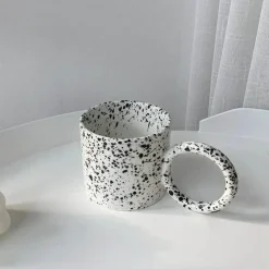 Plates u0026 More Küche & Esszimmer-Keramikbecher mit schwarzem Henkel – White Splash Design