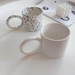 Plates u0026 More Küche & Esszimmer-Keramikbecher mit schwarzem Henkel – White Splash Design