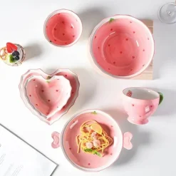 Elegance at the Table Küche & Esszimmer-Keramikgeschirr-Set – handbemalter rosa Erdbeer-Liebesschüssel-Teller