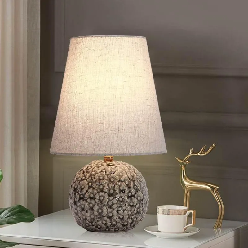 Illuminate Home Beleuchtung-Keramik-Tischlampe – geschnitztes Blumendesign