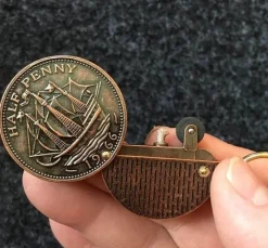 The Outdoor Vault Outdoor-Artikel|Heimwerkzeuge-Kerosinfeuerzeug Schlüsselanhänger - Münzdesign Flammenfeuerzeug