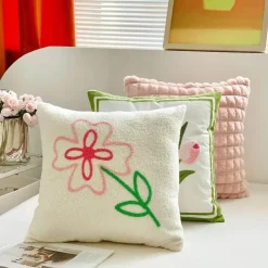 The Cushion Corner Bettzeug-Kissenbezüge mit Blumenstickerei - Weiche rosa Blumen-Überwürfe