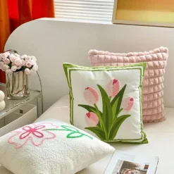 The Cushion Corner Bettzeug-Kissenbezüge mit Blumenstickerei - Weiche rosa Blumen-Überwürfe