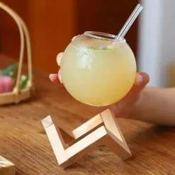 Plates u0026 More Küche & Esszimmer-Kugelförmiges Gläserset - Kaffee-, Saft- und Cocktailbecher mit Strohhalm auf Holzbasis