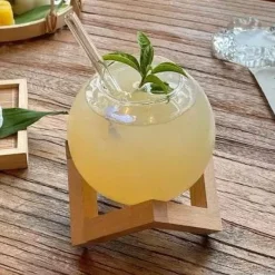 Plates u0026 More Küche & Esszimmer-Kugelförmiges Gläserset - Kaffee-, Saft- und Cocktailbecher mit Strohhalm auf Holzbasis