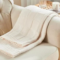 The Finishing Touch Wohndeko-Kuschelige karierte Strickdecke - Ellis Design Throw