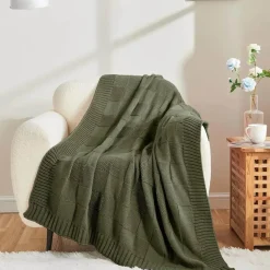 The Finishing Touch Wohndeko-Kuschelige karierte Strickdecke - Ellis Design Throw