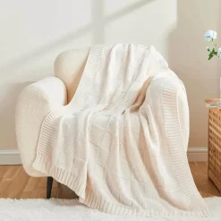 The Finishing Touch Wohndeko-Kuschelige karierte Strickdecke - Ellis Design Throw
