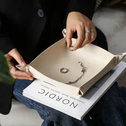 The Finishing Touch Wohndeko-Ledertablett - Stilvoller Home Organizer