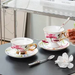 Plates u0026 More Küche & Esszimmer-Luxuriöses Teeservice aus Porzellan mit Löffel „Lily“ – elegante Tasse und Untertasse