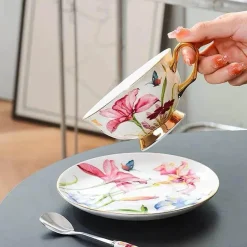 Plates u0026 More Küche & Esszimmer-Luxuriöses Teeservice aus Porzellan mit Löffel „Lily“ – elegante Tasse und Untertasse