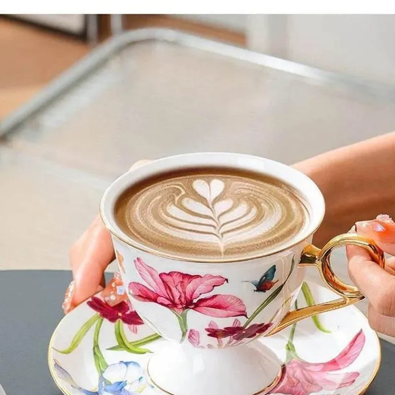 Plates u0026 More Küche & Esszimmer-Luxuriöses Teeservice aus Porzellan mit Löffel „Lily“ – elegante Tasse und Untertasse