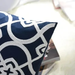 Pillow Haven Bettzeug-Marineblauer weißer Vierpass-Kissenbezug – 45 x 45 cm, bestickter Kissenbezug