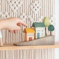 The Gilded Nest Babyspielzeug-Miniatur-Dorf-Dekor – nordischer Akzent aus Holz für das hügelige Zuhause