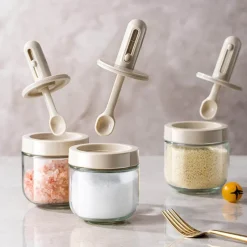 Space Savvy Küche & Esszimmer-Mini-Gewürzglas mit Löffel – Kreativer Gewürzbehälter