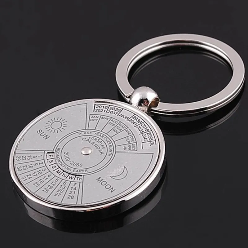 The Outdoor Vault Camping-Werkzeuge|Heimwerkzeuge-Mini-Kalender-Schlüsselanhänger aus Metall – Kreatives Zeitportal-Design