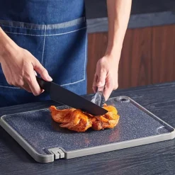 The Culinary Kit Küche & Esszimmer-Multifunktionales Schneidebrett mit Spitzer - Küchenwerkzeug