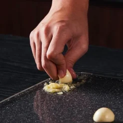 The Culinary Kit Küche & Esszimmer-Multifunktionales Schneidebrett mit Spitzer - Küchenwerkzeug