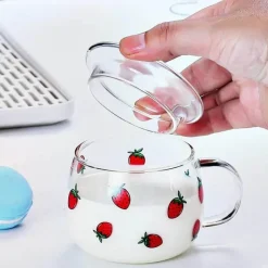 Plates u0026 More Küche & Esszimmer-Niedliche Glastasse mit Buchstaben – 380 ml Erdbeer-Tee-/Kaffeetasse