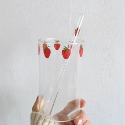 Plates u0026 More Küche & Esszimmer-Niedlicher Glasbecher mit Erdbeermotiv, 300 ml, hitzebeständig, mit Strohhalm