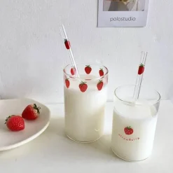 Plates u0026 More Küche & Esszimmer-Niedlicher Glasbecher mit Erdbeermotiv, 300 ml, hitzebeständig, mit Strohhalm