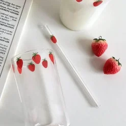 Plates u0026 More Küche & Esszimmer-Niedlicher Glasbecher mit Erdbeermotiv, 300 ml, hitzebeständig, mit Strohhalm