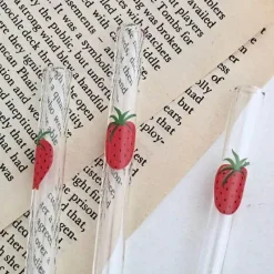 Plates u0026 More Küche & Esszimmer-Niedlicher Glasbecher mit Erdbeermotiv, 300 ml, hitzebeständig, mit Strohhalm