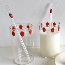 Plates u0026 More Küche & Esszimmer-Niedlicher Glasbecher mit Erdbeermotiv, 300 ml, hitzebeständig, mit Strohhalm