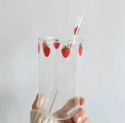 Plates u0026 More Küche & Esszimmer-Niedlicher Glasbecher mit Erdbeermotiv, 300 ml, hitzebeständig, mit Strohhalm