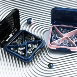 The Relaxation Nook Gesundheits-Gadgets|Gesundheits- Und Entspannungstools-Pillendose mit 4 Fächern – Reisekapselhülle für Medikamente