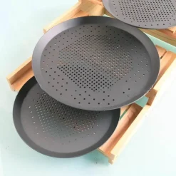 Tom Küche & Esszimmer-Pizzablech aus Aluminium mit Lochern – dickes, langlebiges Backgeschirr für perfekte Krusten
