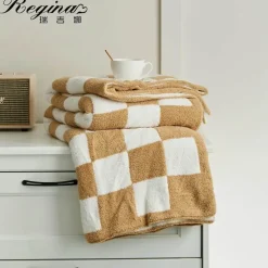 Cozy Haven Bettzeug-Plüschdecke mit Schachbrettmuster – weicher Überwurf für Sofa und Heimdekoration