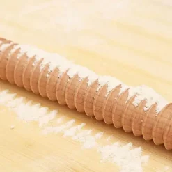 Tom Küche & Esszimmer-Präge-Nudelholz für wunderschön dekoriertes Gebäck, Backwerkzeug aus Holz