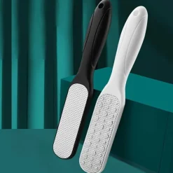 The Relaxation Nook Männerpflege|Körperpflege-Professioneller Hornhautentferner aus Edelstahl – Doppelseitiges Werkzeug zum Entfernen abgestorbener Haut