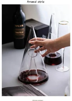 The Culinary Kit Küche & Esszimmer-Pyramiden-Weindekanter aus Glas – elegante Weinkaraffe