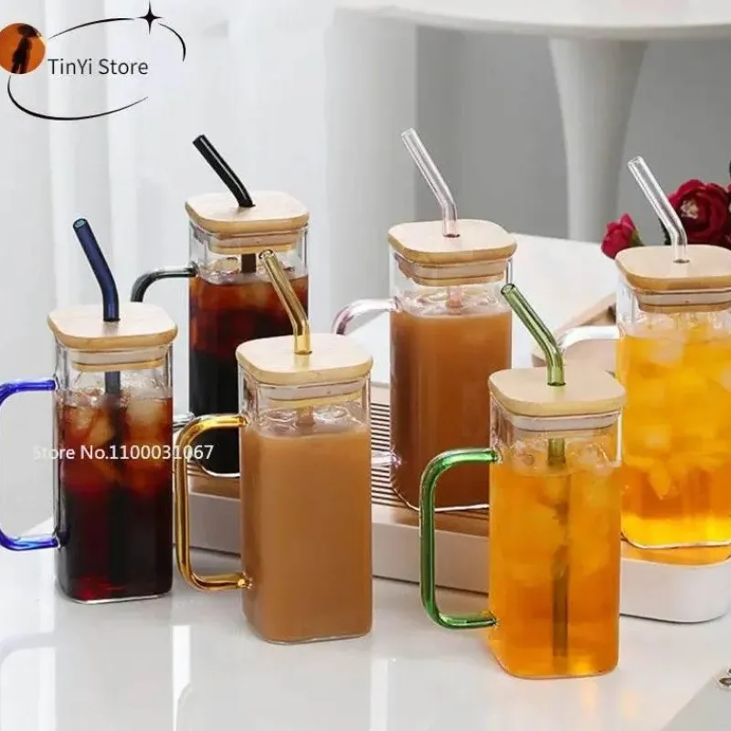 Plates u0026 More Küche & Esszimmer-Quadratischer Becher mit Deckel und Strohhalm – 350 ml, Trinkglas mit farbigem Griff